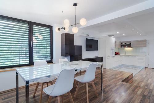 Sofia City Center Apartment | Spacious and modern apt, 6 guests, Central station, self check-in