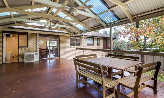 Cook House | Spacious and Restful Holiday Home with Backyard