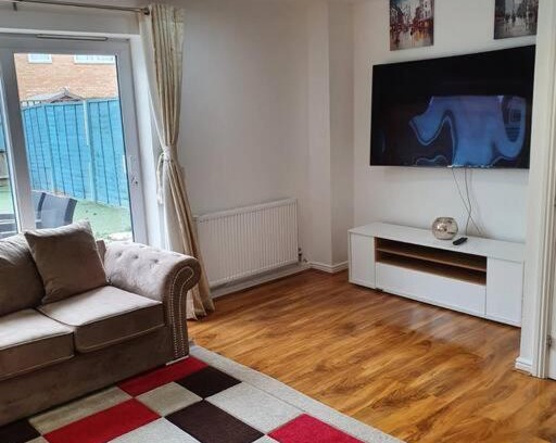 West Thurrock House | Spacious and Tastefully Decorated Town House In Lakeside West Thurrock Grays