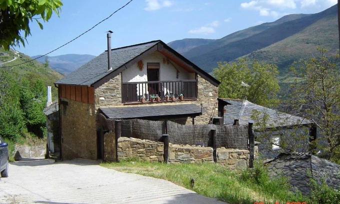 Odollo Apartment | Spacious Apartment in Odollo, Mountain View, 150 sqm, Fireplace