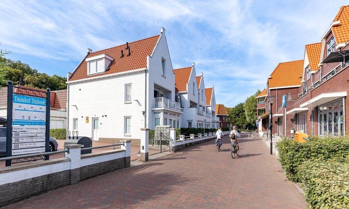 Dishoek Apartment | Spacious Apartment in Koudekerke with Terrace