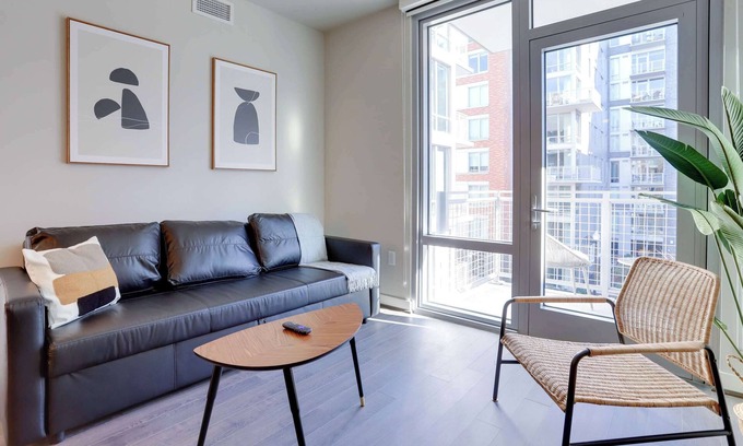 Clarendon Apartment | Spacious Apartment w Stunning Building Facilities!