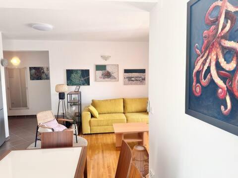 Tijesno Apartment | Spacious Apt in Tisno Near Garden Resort – 4 Min