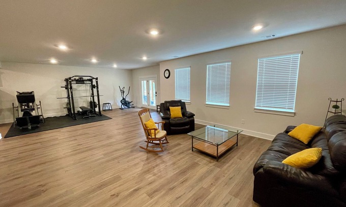 Central House | Spacious Basement Suite with full Kitchen 4 Miles to CU