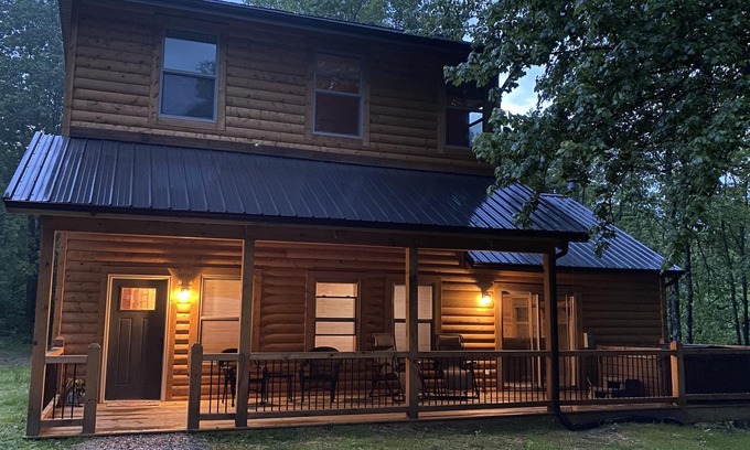 McArthur Cabin | Spacious Cabin in Hocking Hills close to Caves.HotTub,Grill & 66 Acres of Hiking