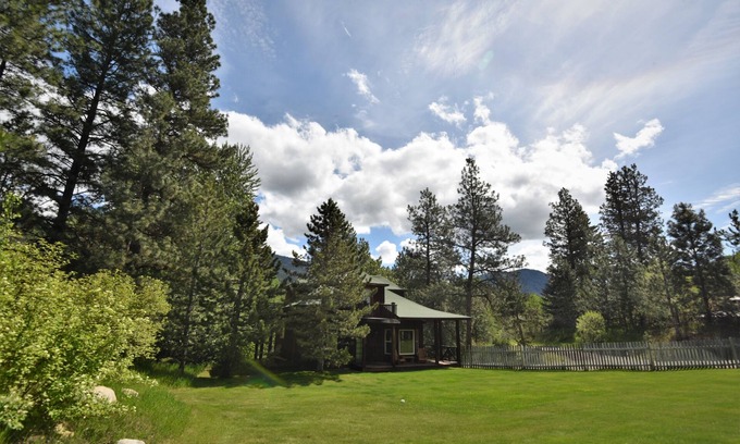 Methow Valley Cabin | Spacious Cabin W/Lrg Fenced Yard in the Heart of Methow Valley