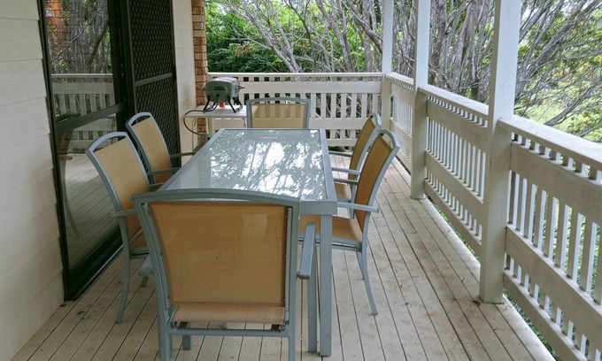 Woombye House | Spacious, comfortable, Pet Friendly 3-Bed House minutes from the Big Pineapple