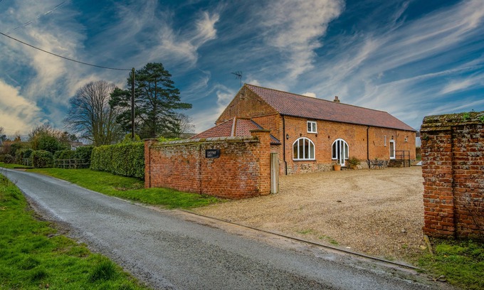Aldborough House | Spacious converted barn in North Norfolk with private hot tub & close to beaches
