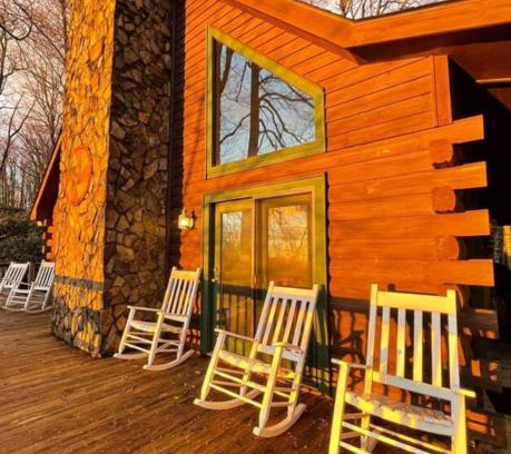 Blowing Rock Ski Chalet | Spacious, dog friendly cabin in Blowing Rock, NC
