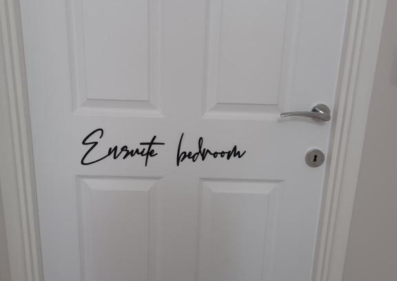 Oldham House | Spacious Ensuite King Room Private Neighbourhood Free Parking Space