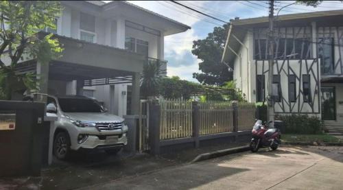 Bang Prok House | Spacious Entire House with shared Fitness Room and Shared Indoor Pool in club