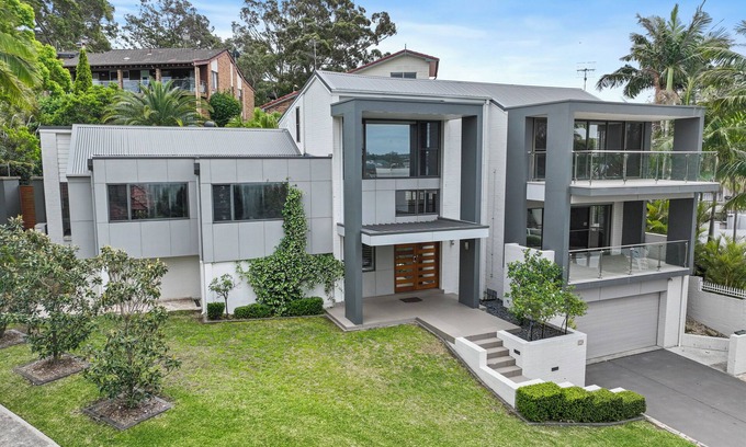 Speers Point House | Spacious Executive Home with Lake Views