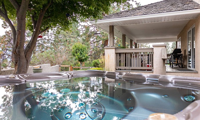 Okanagan-Similkameen House | Spacious family home, pool table, hot tub, sauna, gym and office.