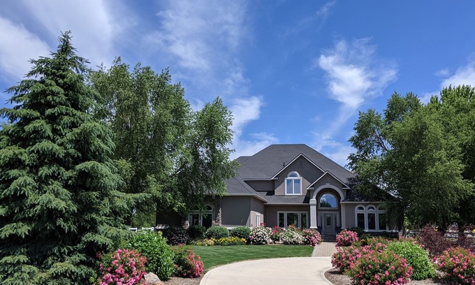 Eagle House | Spacious family home on two acres of beautiful lawn and gardens