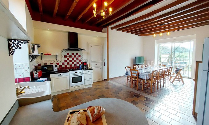 Saint-Aubin-du-Desert Cottage | Spacious cottage with private pond and games in Saint-Aubin-du-Désert