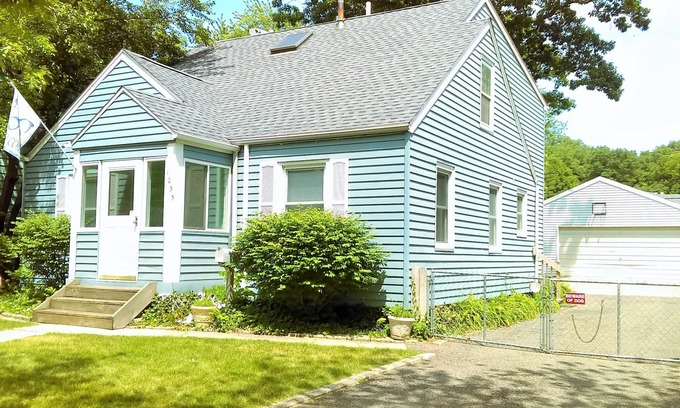 Miller Beach Cottage | Spacious, Fun and Family Friendly Beach Home