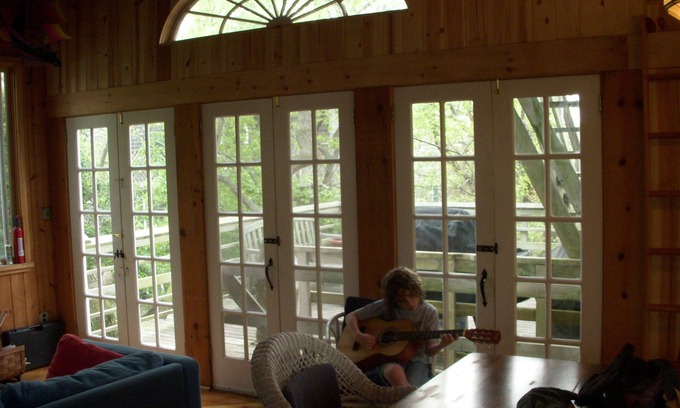 Davis Park House | Spacious Fun House Available August 2026