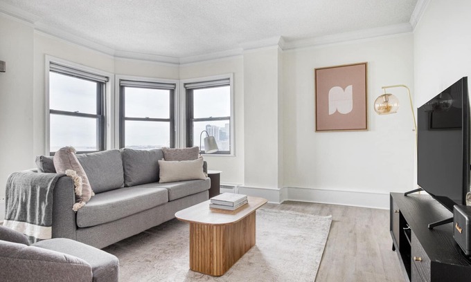 Gold Coast Apartment | Spacious Gold Coast 2BR w/Doorman & Gym, 2 blocks to L, by Blueground