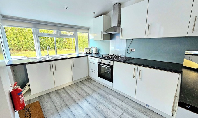 Rutherglen House | Spacious Haven with Free Parking