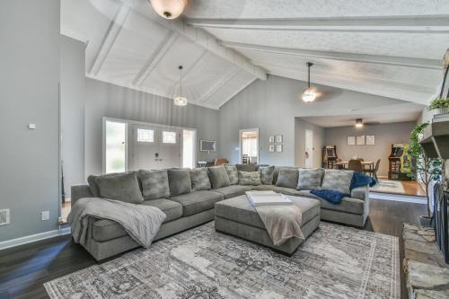 Snellville House | Spacious Home with 3 King Beds, Arcades and 86 inch TV