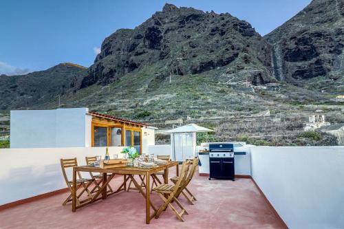 Garachico House | Spacious Home with Tropical Garden, BBQ, Near Seaside