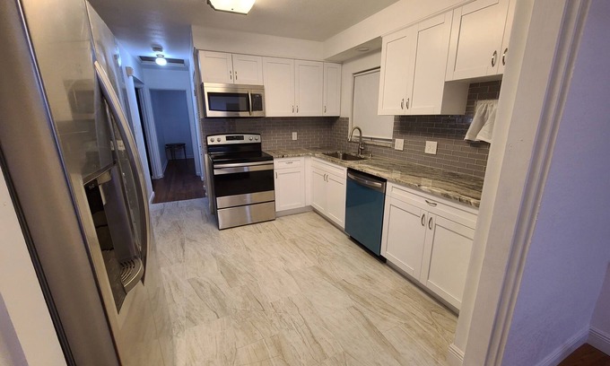 Disston Heights House | Spacious House, 2 King & 2 Queen Beds, Workspace and Sitting Areas