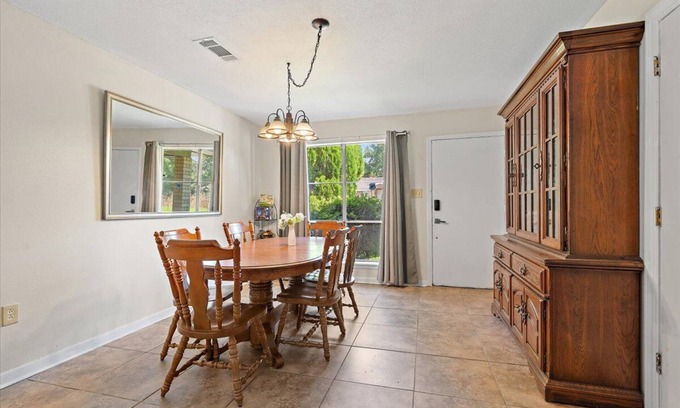 Zachary House | Spacious House w/Jacuzzi Tub