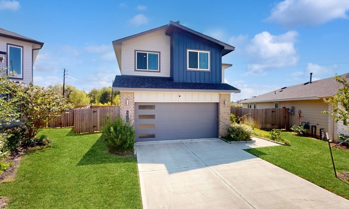Southeast Houston House | Spacious house with free wifi, private W/D + fenced-in yard