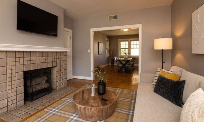 Hyde Park Apartment | Spacious in Hyde Park with Patio