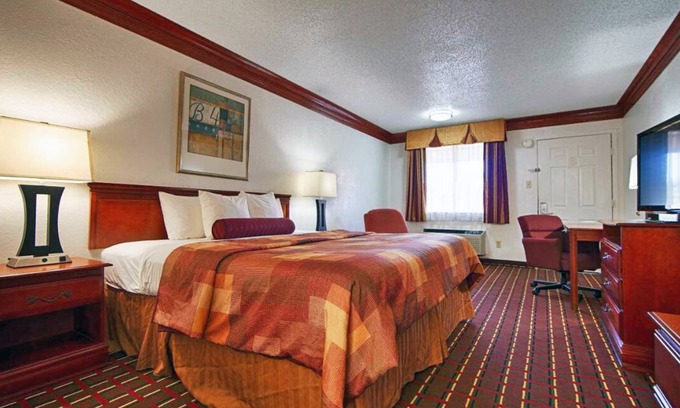 Decatur Hotel | Spacious King Room at Scottish Inns - Decatur, with Complimentary Breakfast