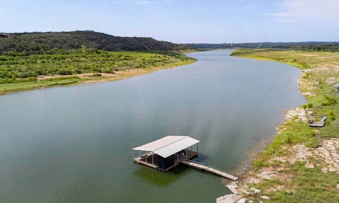 Spicewood House | Spacious Lakehouse-Dock-King bds