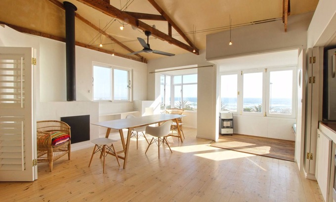 Mouille Point Apartment | Spacious, Light and Bright on the Beachfront!