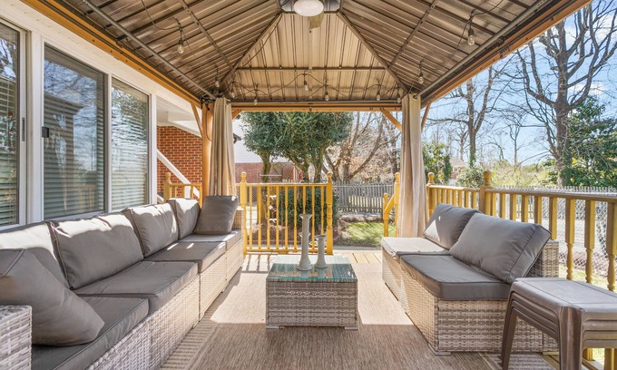 Burlington House | Spacious Living Less than 2 miles from Elon University!