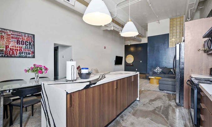North Oakland Apartment | Spacious Loft 2 bedroom in N Oakland 400, sleeps 8