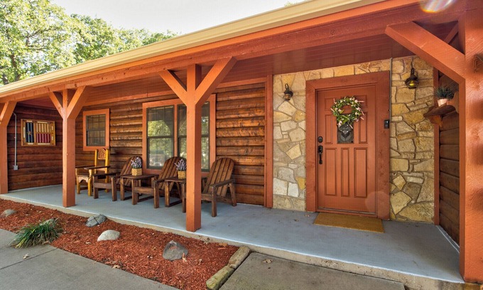 Granbury Cabin | Spacious Log Cabin For Your Entire family!