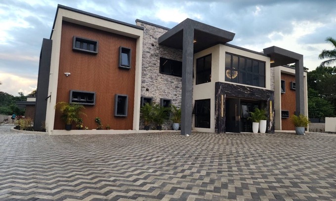 Claremont Villa | Spacious Luxury villa with 10 bedrooms and WiFi, AC in peaceful Drax Hall Estate