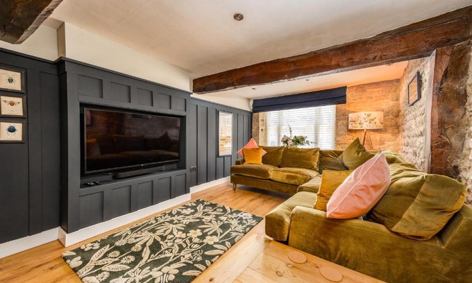 Stamford Apartment | Spacious, luxury town centre Granary conversion