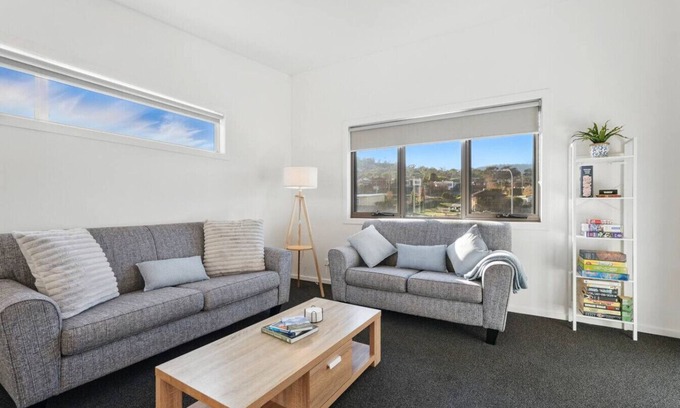 Geilston Bay Apartment | Spacious Modern Home