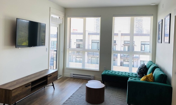 Coquitlam Condo | Spacious, Modern New 2bdr, Free Parking, Internet, AC