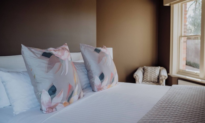 Battery Point Apartment | Spacious one-bedroom apartment in the heart of historic Battery Point