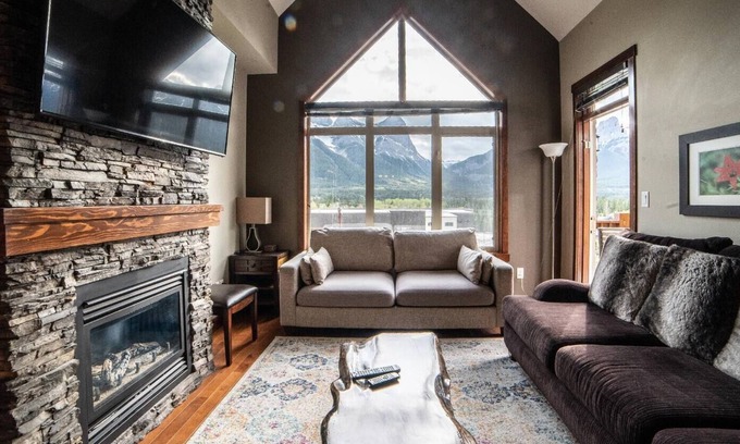 Cougar Creek Condo | Spacious Penthouse Suite-King Beds-Pool & Hot Tub Open