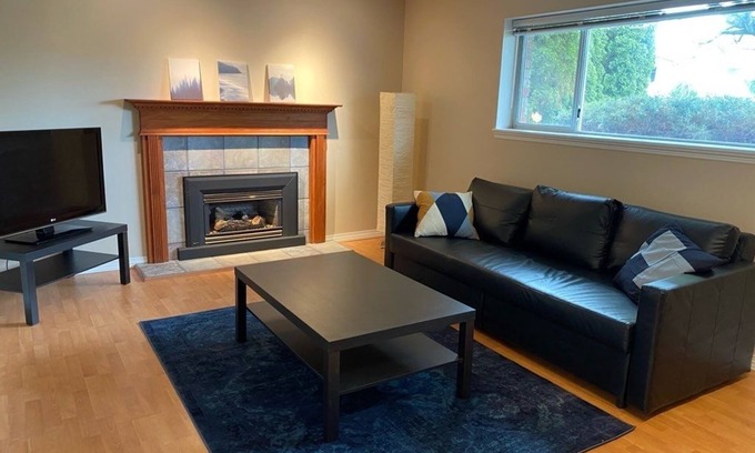 Delta House | Spacious, Quiet and Clean 1 Bedroom Basement Suite