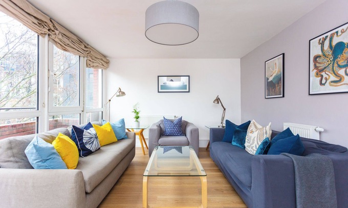 St Luke's Apartment | Spacious, Renovated 3BD Apartment in Old Street