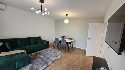 Targoviste Apartment | Spacious Riverside View, Class Park