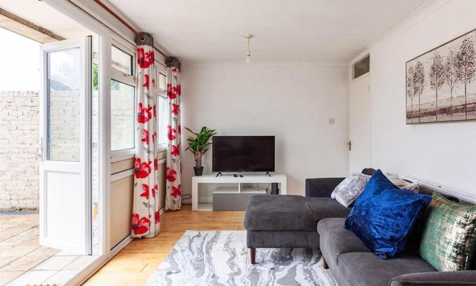 Waltham Cross House | Spacious Room by Lee Valley White Water Centre. Waltham Cross