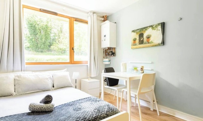 Stepaside Apartment | Spacious room with a relaxing view