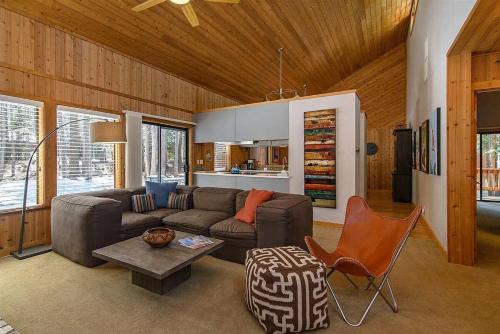 Truckee House | Spacious & Rustic-Chic Escape in Truckee