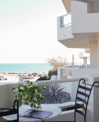Cottesloe Apartment | Spacious, seaside pied-à-terre with stunning views, opposite Cott beach & cafes