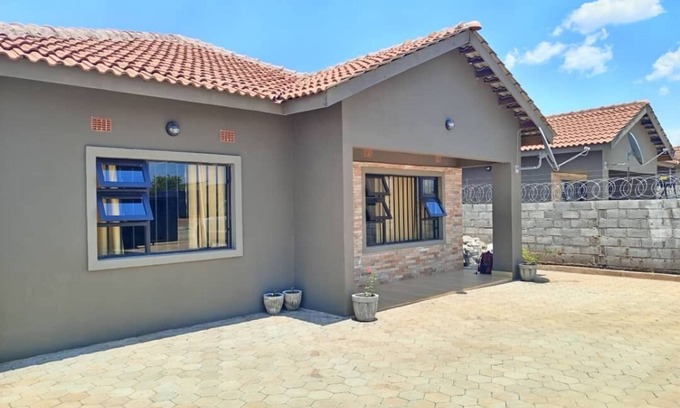 Lusaka House | Spacious secure one bed apartment in Lilayi