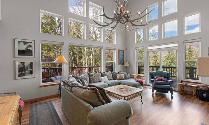 Three Peaks House | Spacious Ski Lodge - Sleeps 14 - Great Access - Mountain Views - Hot Tub